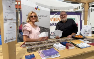 Pfarrer Diradur und Kristina Bagratuni auf dem Marktplatz beim Festival der Kulturen.