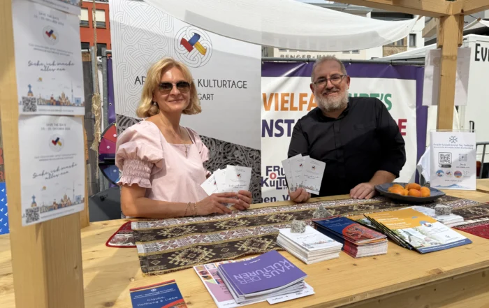 Pfarrer Diradur und Kristina Bagratuni auf dem Marktplatz beim Festival der Kulturen.
