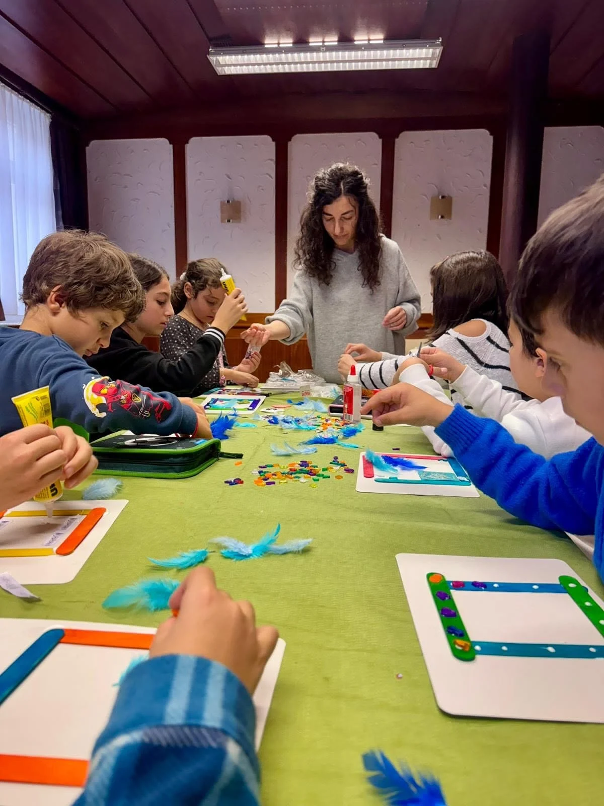 Kinder beim Basteln am Erlebnistag der Samstagsschule