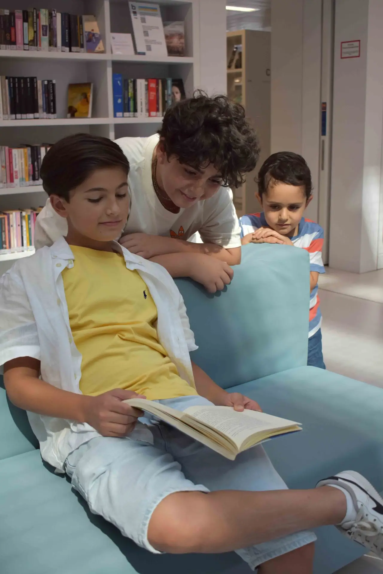 Kinder der Samstagsschule lesen und lernen gemeinsam