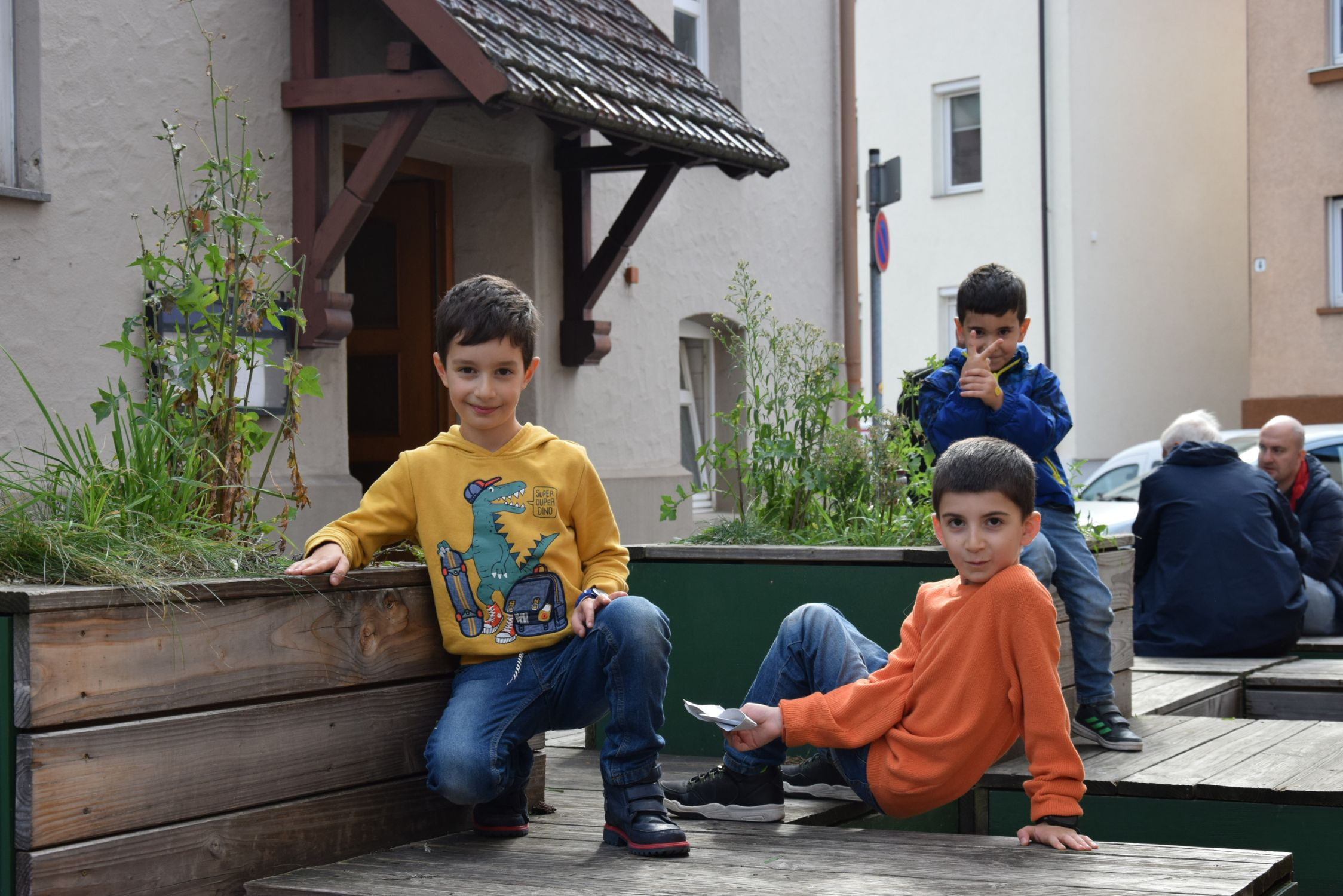 Drei Jungen der Samstagsschule im Freien