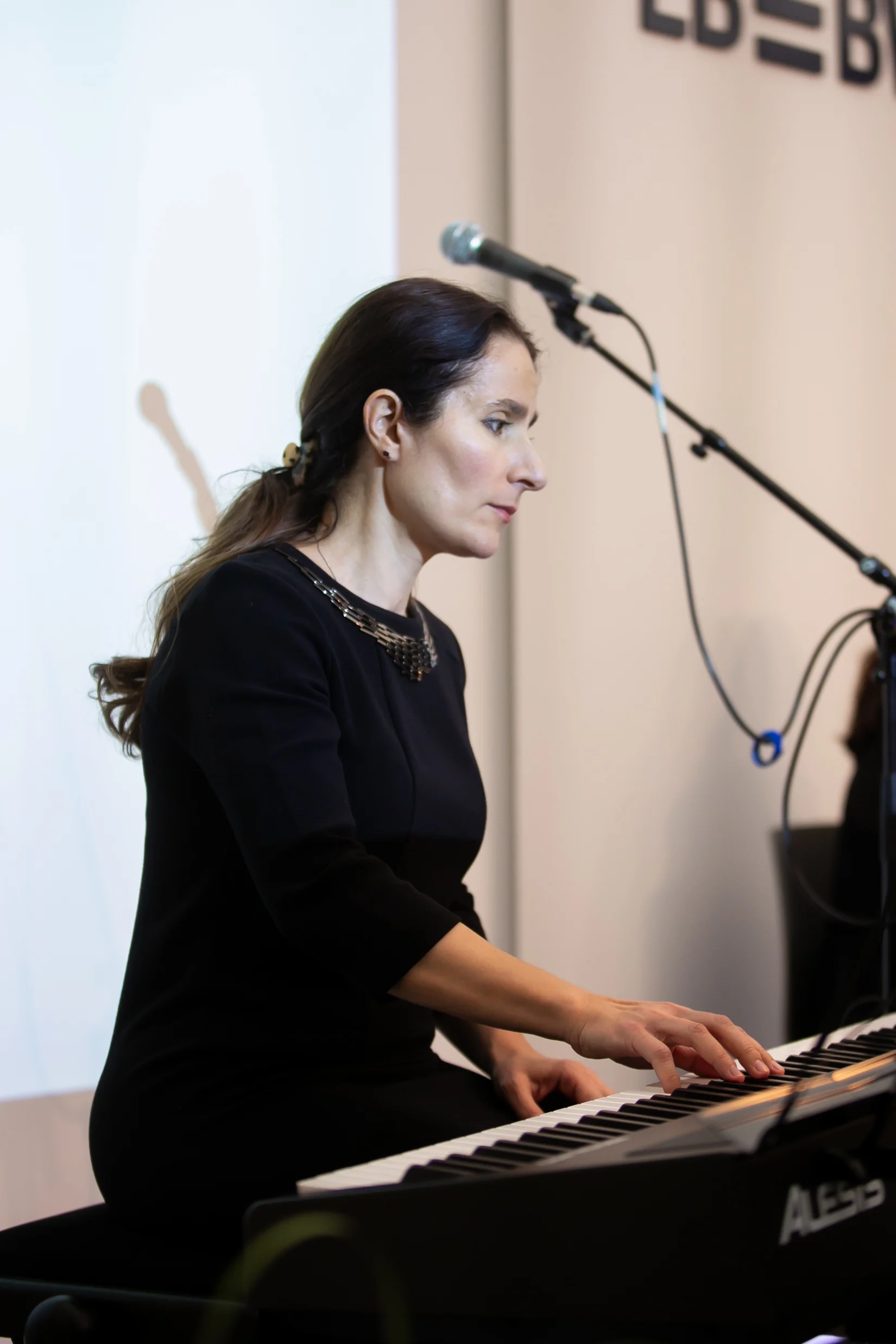 Die Pianistin Astghik Madoyan beim Konzert „Zum Licht“