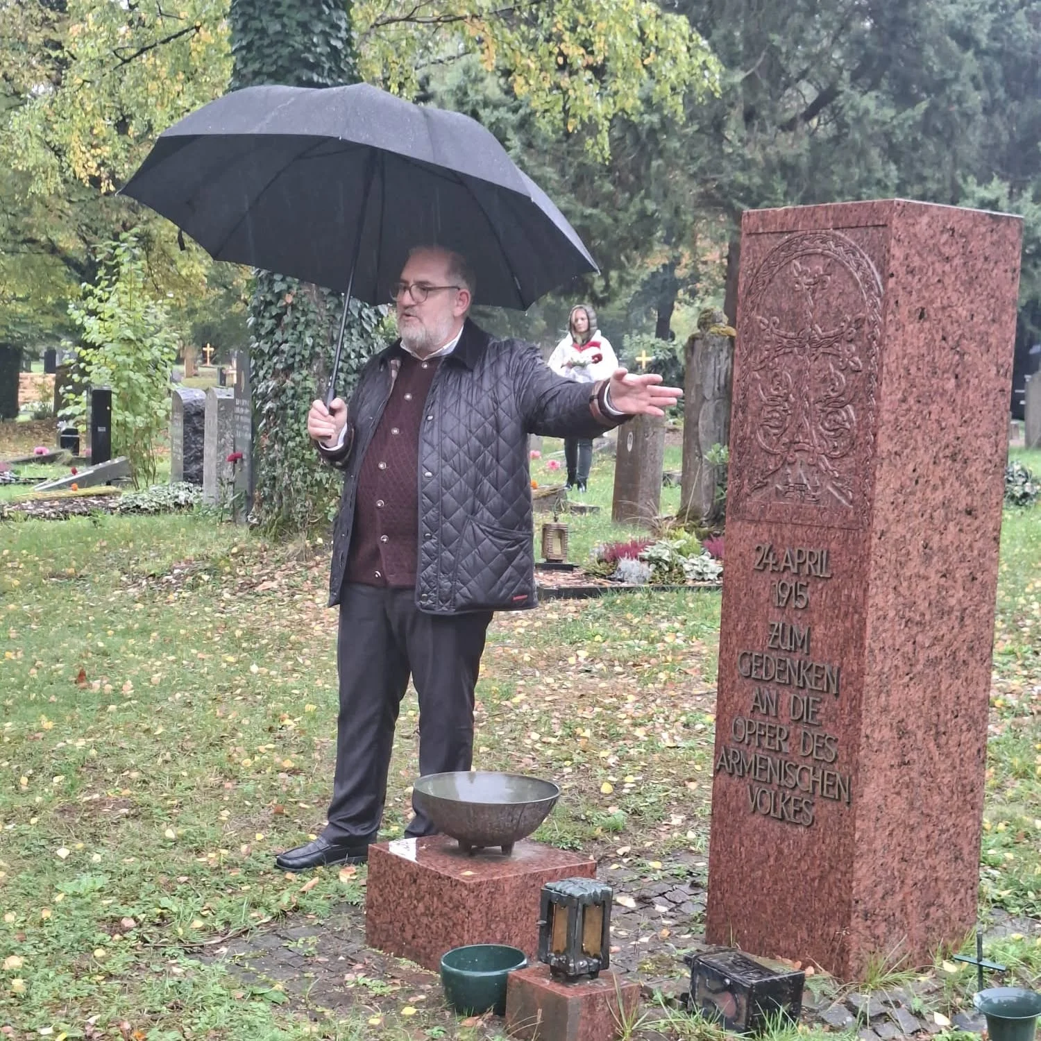 Die Teilnehmenden am armenischen Kreuzstein auf dem Hauptfriedhof Stuttgart