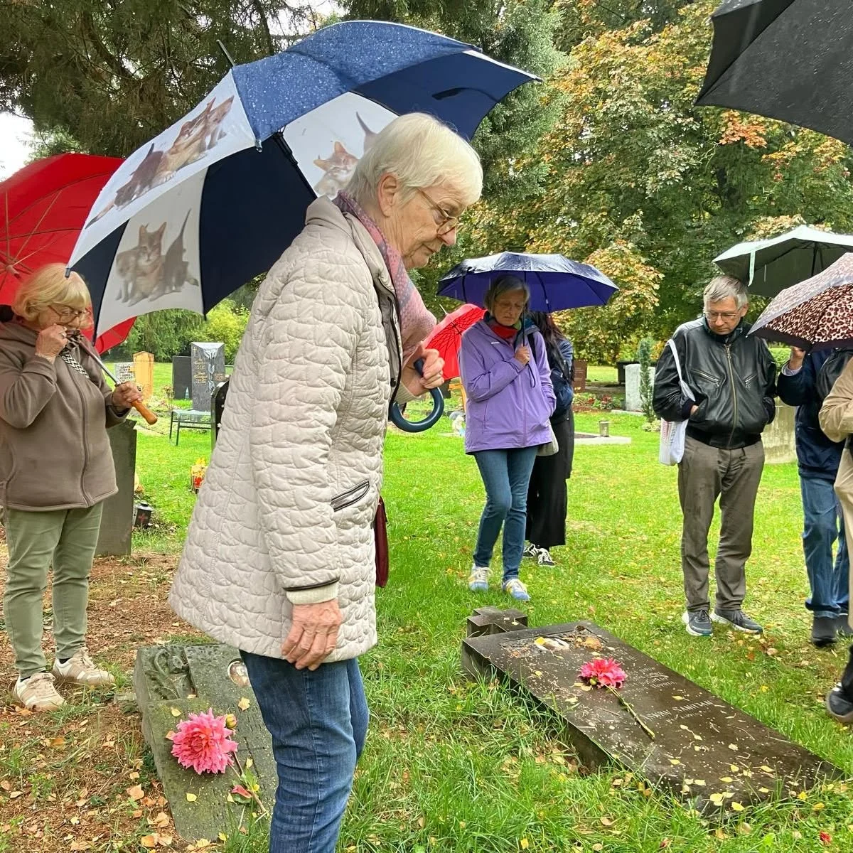 Teilnehmende des Gesprächsspaziergangs im Regen