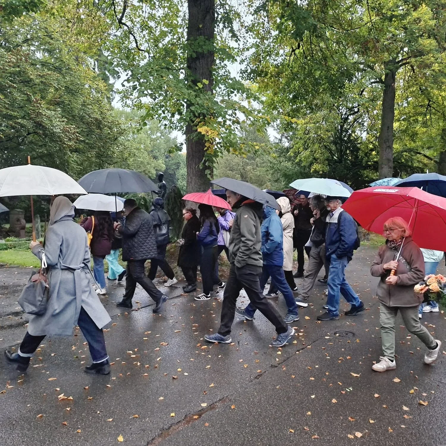 Teilnehmende des Gesprächsspaziergangs auf dem Hauptfriedhof Stuttgart