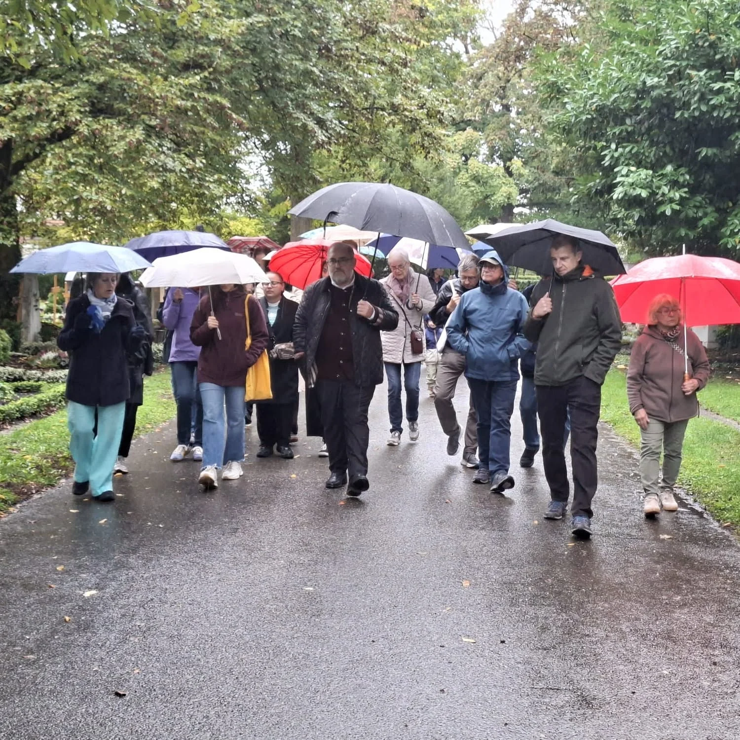 Teilnehmende des Gesprächsspaziergangs auf dem Hauptfriedhof Stuttgart
