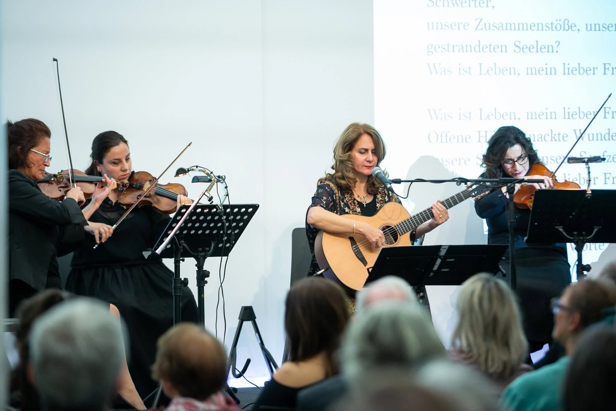 Lilit Kärcher-Sargsyan und das Ensemble beim Konzert „Zum Licht“