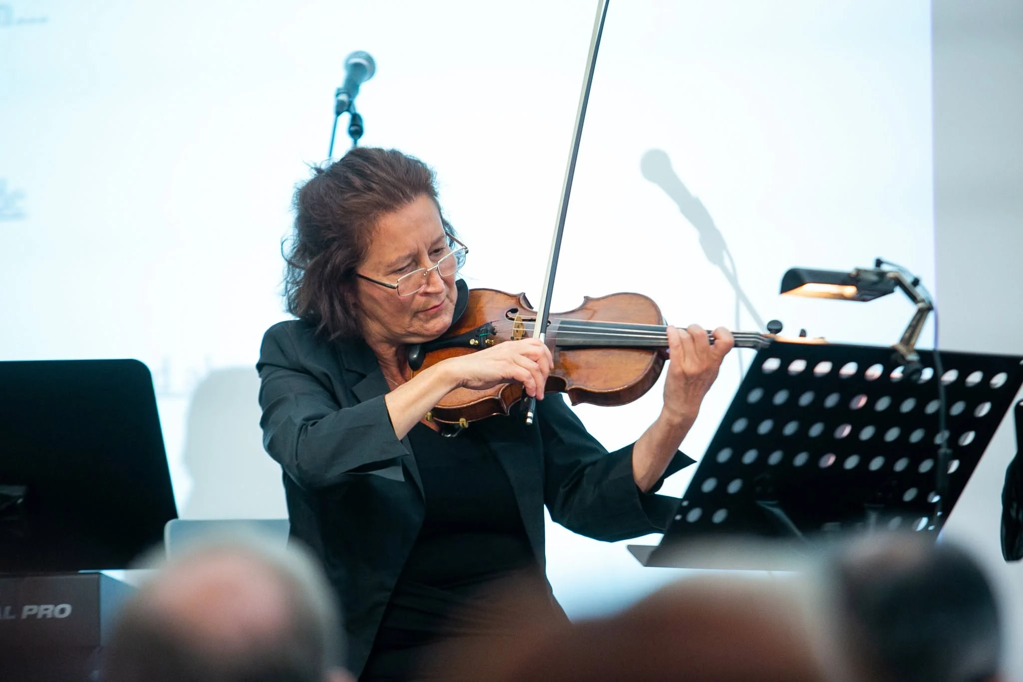 Die Geigerin Luminitza Petre beim Konzert „Zum Licht“