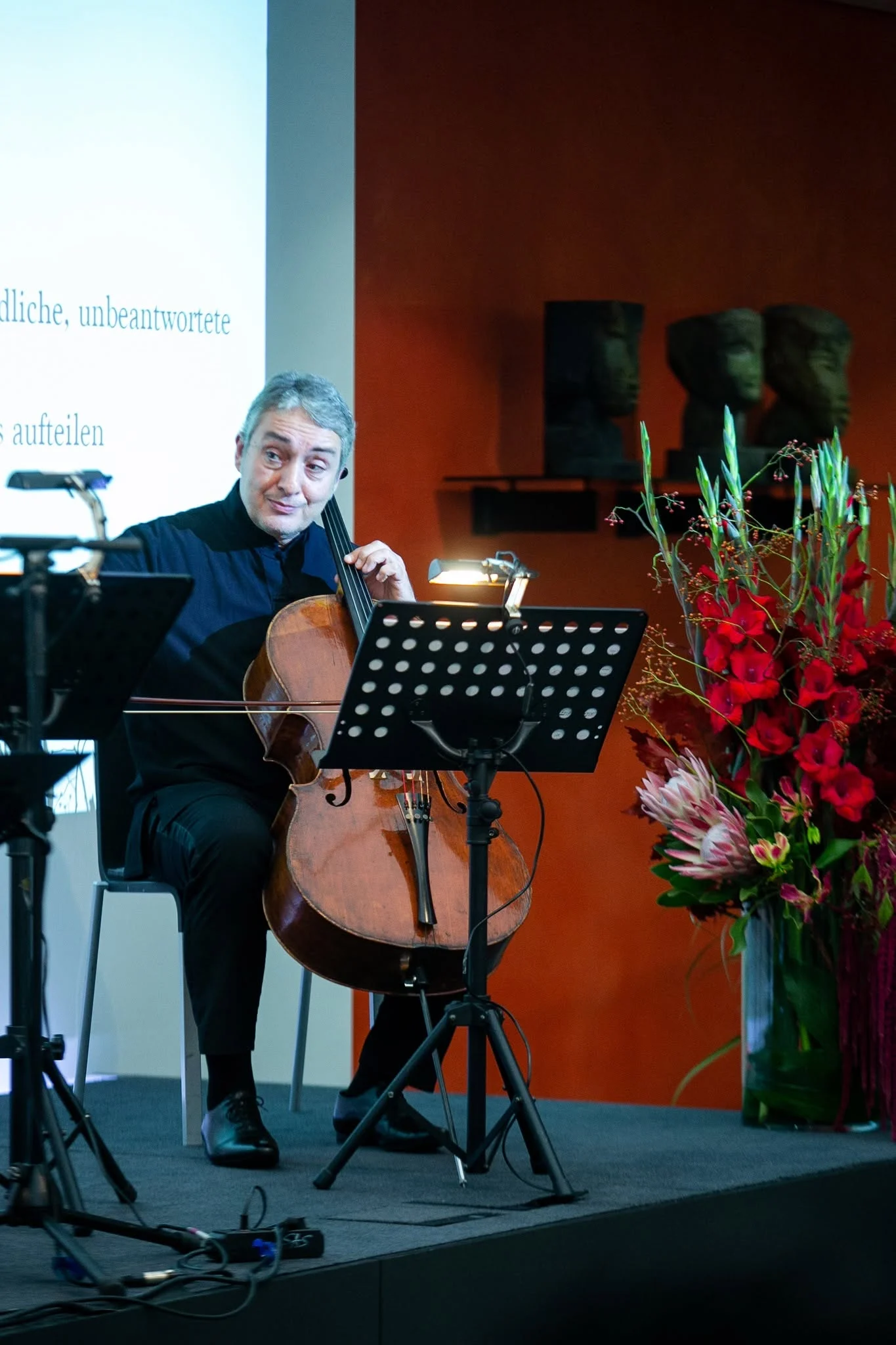 Der Cellist Vache Bagratuni beim Konzert „Zum Licht“